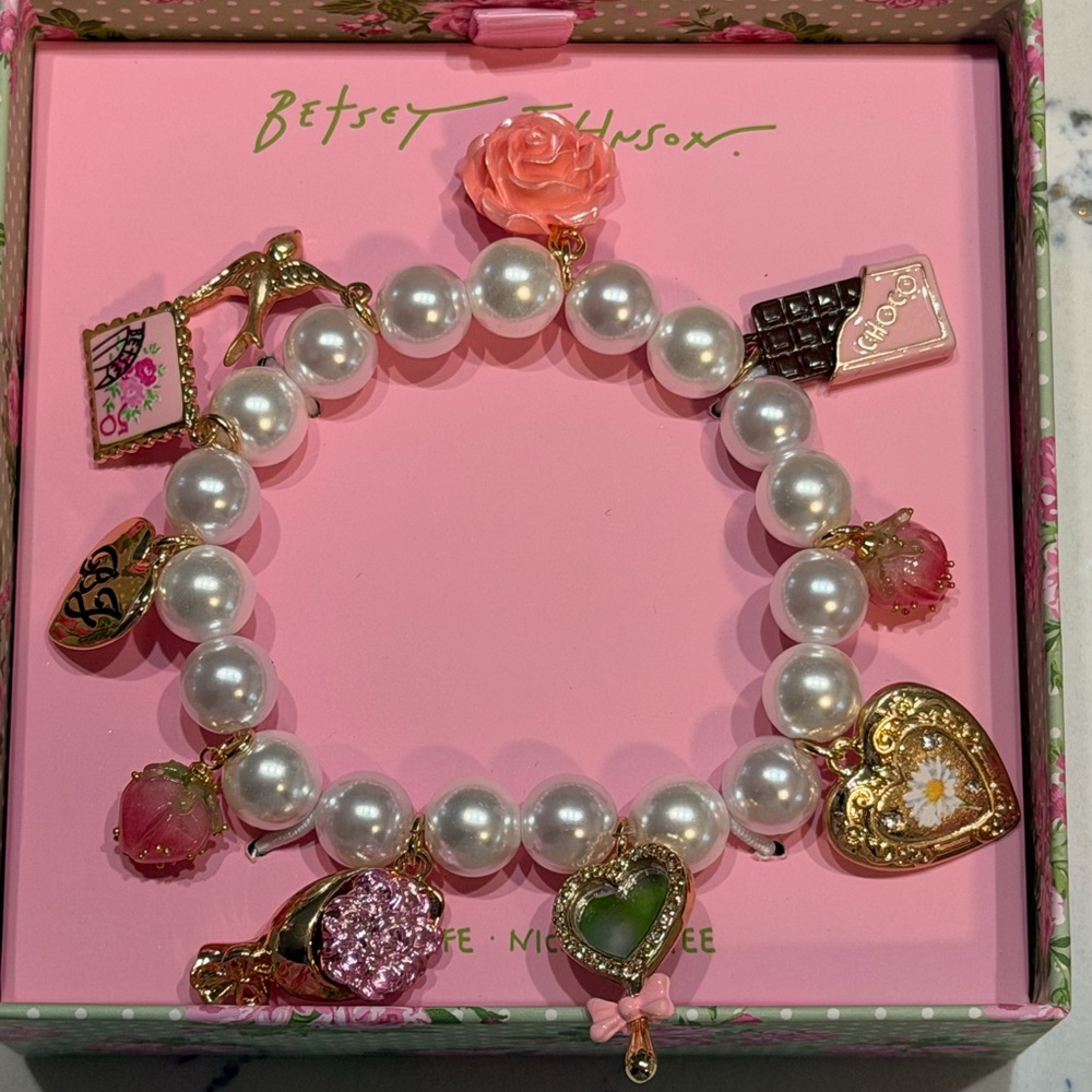 NWT Betsey Johnson “Sweetheart Swoon” Charm Stretch Bracelet